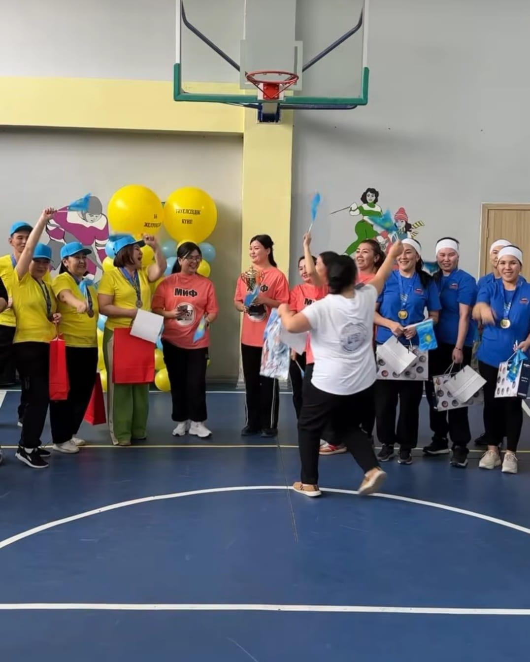 Тәуелсіздік күніне орай №157 ЖББМ мұғалімдер арасында «Қызықты эстафета» атты жарыс өтті. Жарысқа мектептен 7 команда қатысты. Орын иеленген командаларға сыйлықтар мен грамота табысталды.