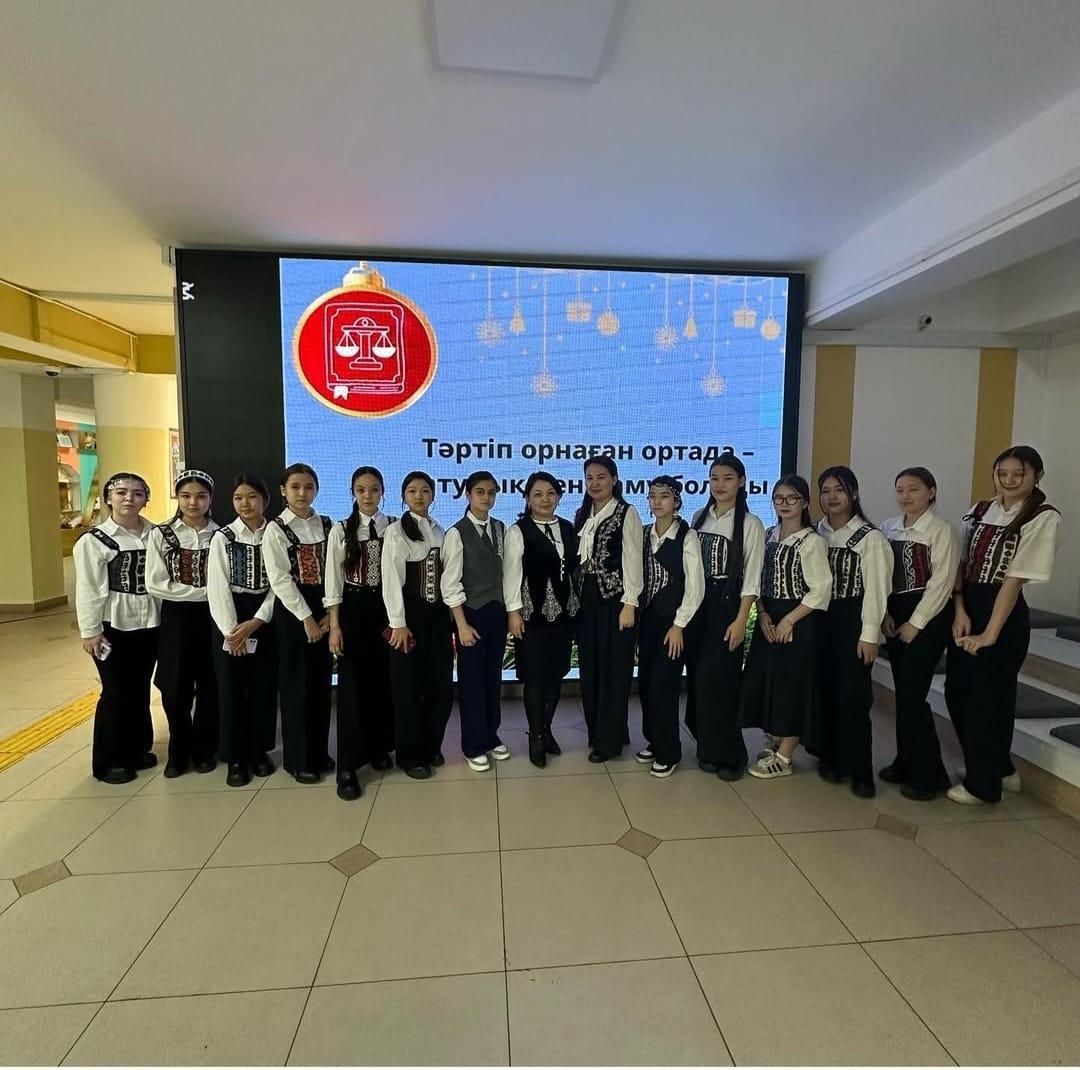 Ұлттық киім – әрбір халықтың мәдениетін, дәстүрлерін және тарихын бейнелейтін маңызды элемент. Қазақ ұлттық киімі өзінің сән-салтанаты мен жайлылығымен ерекшеленеді.