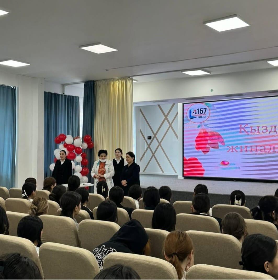 Бүгін мектебімізде біртұтас тәрбие бағдарламасы аясында 9-11 сыныптар арасындағы қыздар жиналысы өткізілді. Оған директордың тәрбие ісі жөніндегі орынбасарлары Абззат Оралбекқызы мен  Айнур Болатовна мен мектеп медбикелер қатысты.
