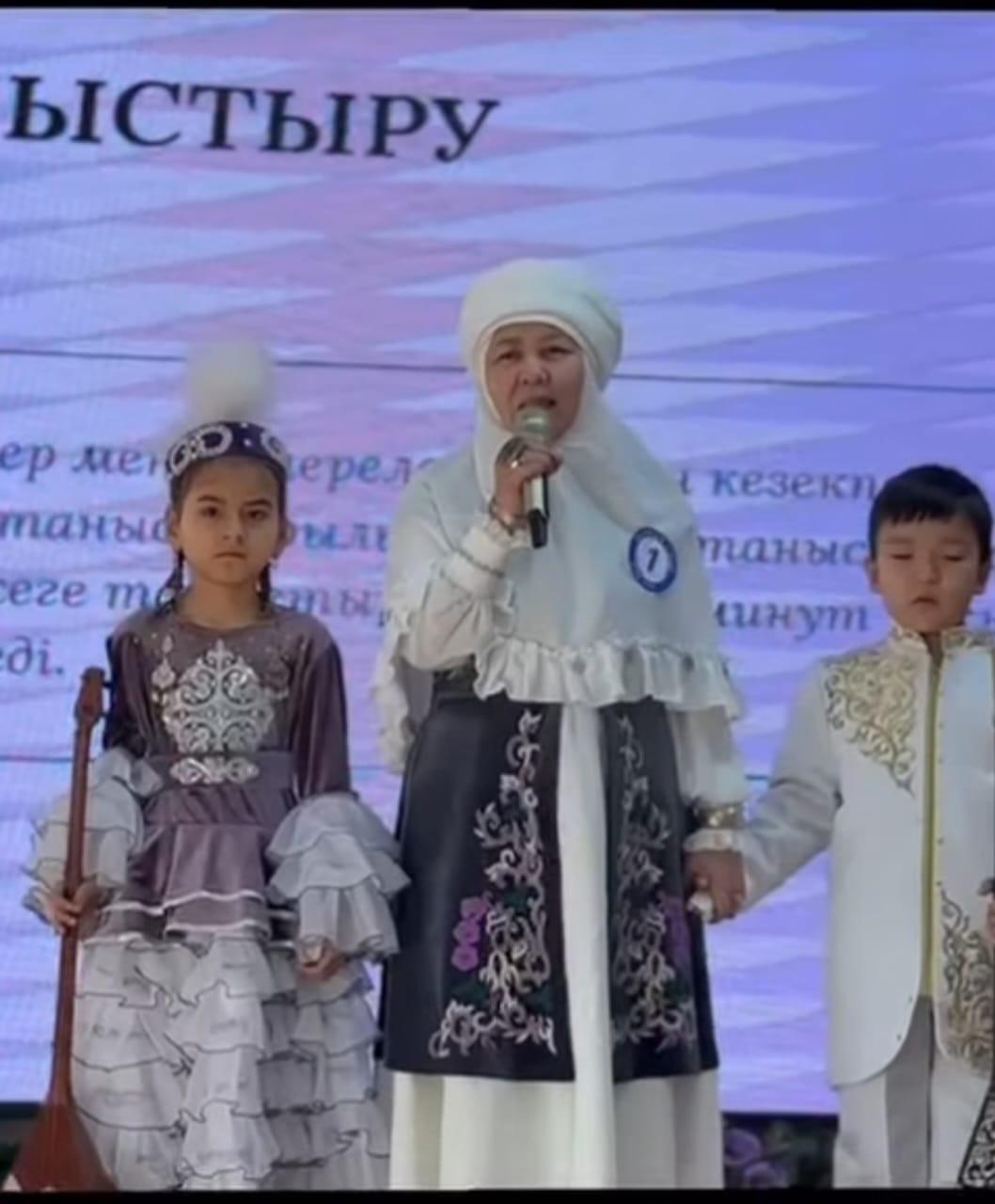 «Айналайын, ақ әжем» байқауының аудандық кезеңі өтті! Бұл өте ерекше және мәнді іс-шара.Байқауға мектебіміздің 2-сынып оқушылары  Нурбол Інжу мен Сұлтанбай Нұрғиса және әжесі  Ермукатова Куралай Женисовна қатысып жүлделі орын алды.