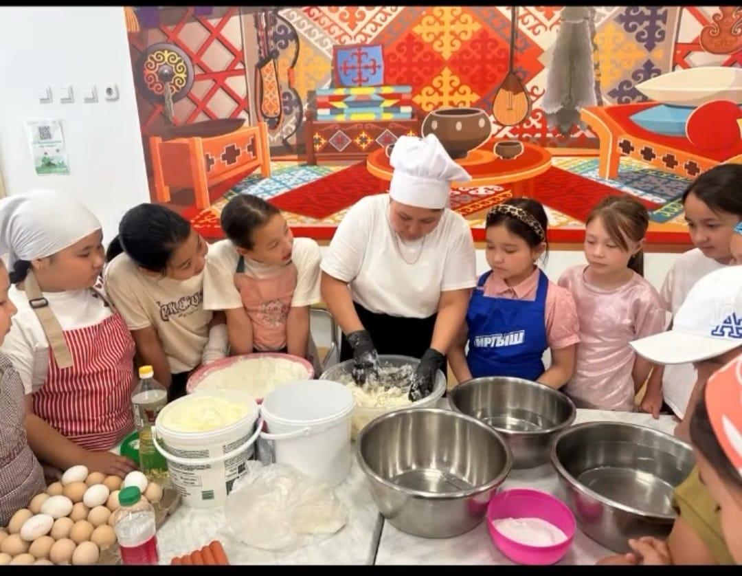 Бүгін лагеріміздің екінші күні қызықты өтті!*  Балалар аспазшы мамандығымен танысты.