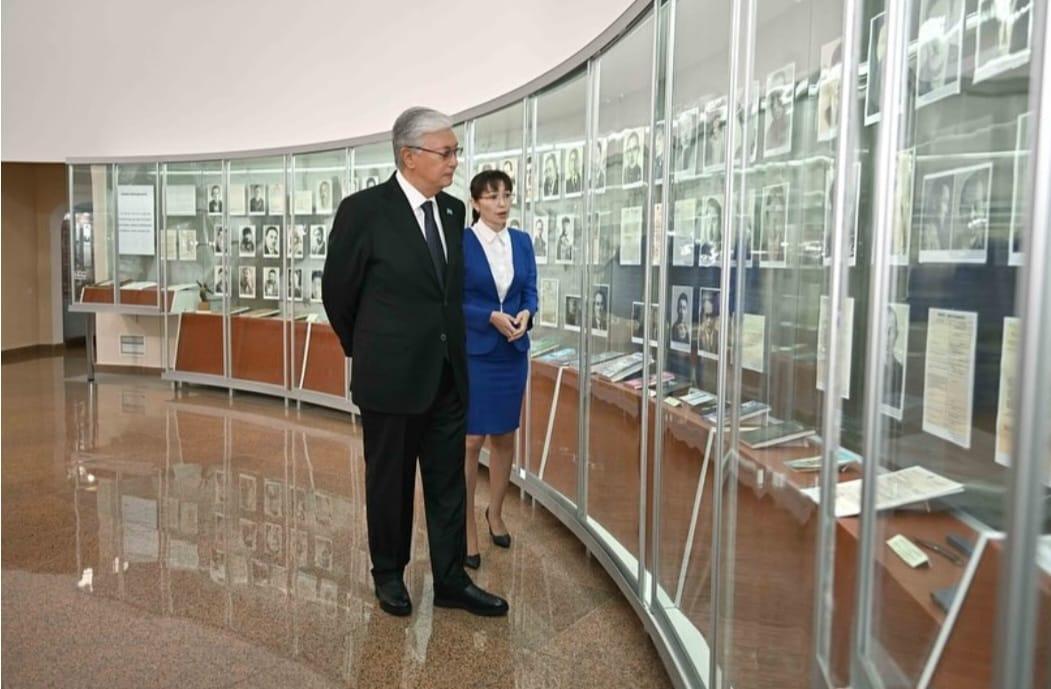 Президент:  «Бүгінгі жиынға жастар да қатысып отыр. Сіздерге айтарым: төл тарихымызды терең білу қажет. Бірақ бұл тек өткен күнмен өмір сүру деген сөз емес. Әрбір жас келешекке айқын көзқараспен қарап, нық қадам басуы керек.