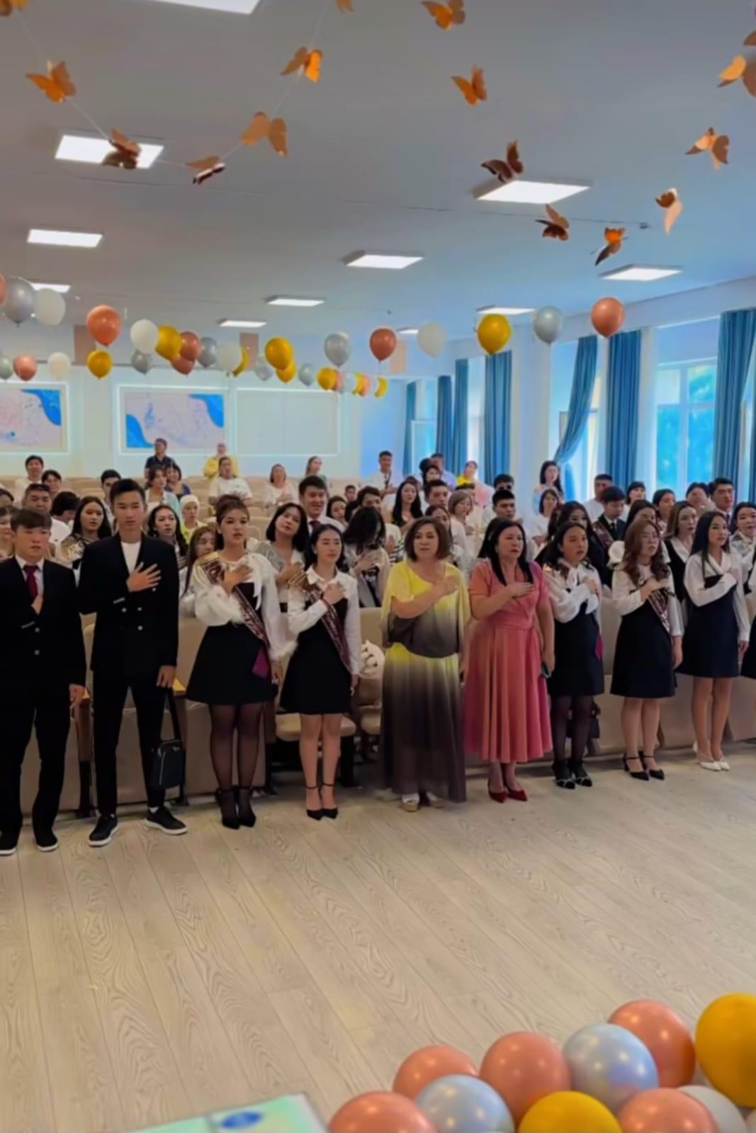 11-сынып бітіруші түлектерге сәт сапар! 🎉 Бүгін мектебіміздің жас түлектері қолдарына аттестаттарын алып, үлкен өмірге алғашқы қадамдарын жасады.