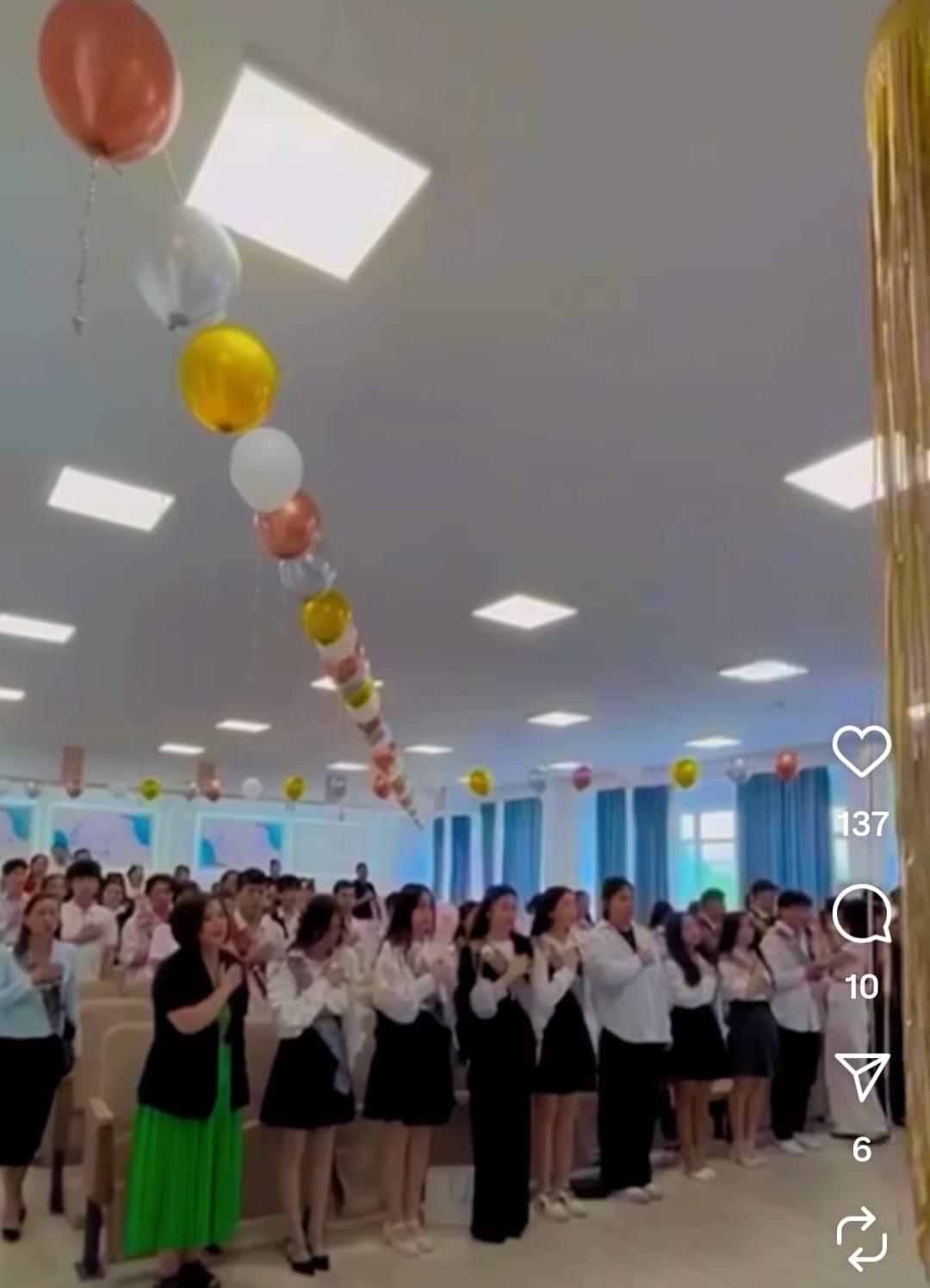 9-сынып түлектерін құттықтаймыз! 🎉  Бүгін мектебімізде маңызды әрі есте қаларлық сәт — 9-сынып бітірушілерімізге аттестат тапсыру рәсімі өтті. Бұл — білім жолындағы алғашқы үлкен белестің бірі! 📚✨