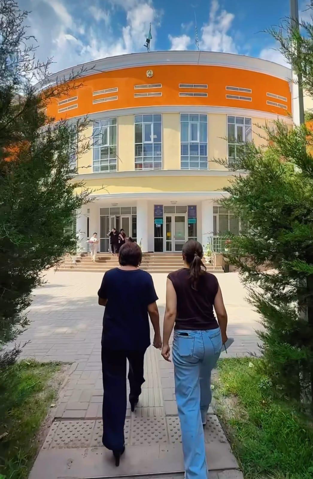 Жаңа басшы – жаңа серпін!  №157 жалпы білім беретін мектептің директоры болып тағайындалған Әсемкүл Слямбекқызы 2025–2026 жаңа оқу жылына дайындық жұмыстарын бақылап, оқу орнының материалдық-техникалық базасымен танысты.