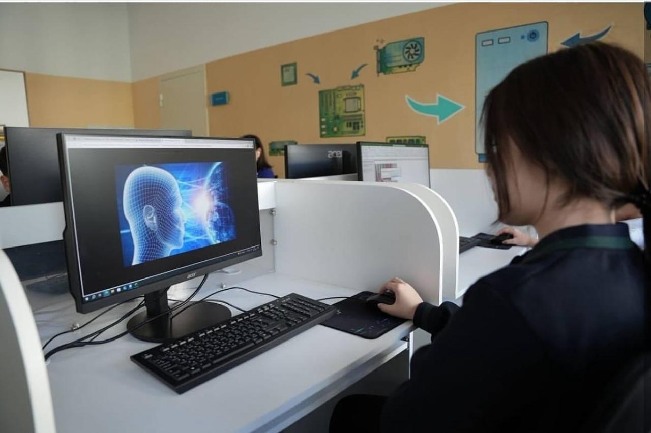 AI тақырыптары Келешек мектептерінің оқу бағдарламасына енгізілді
