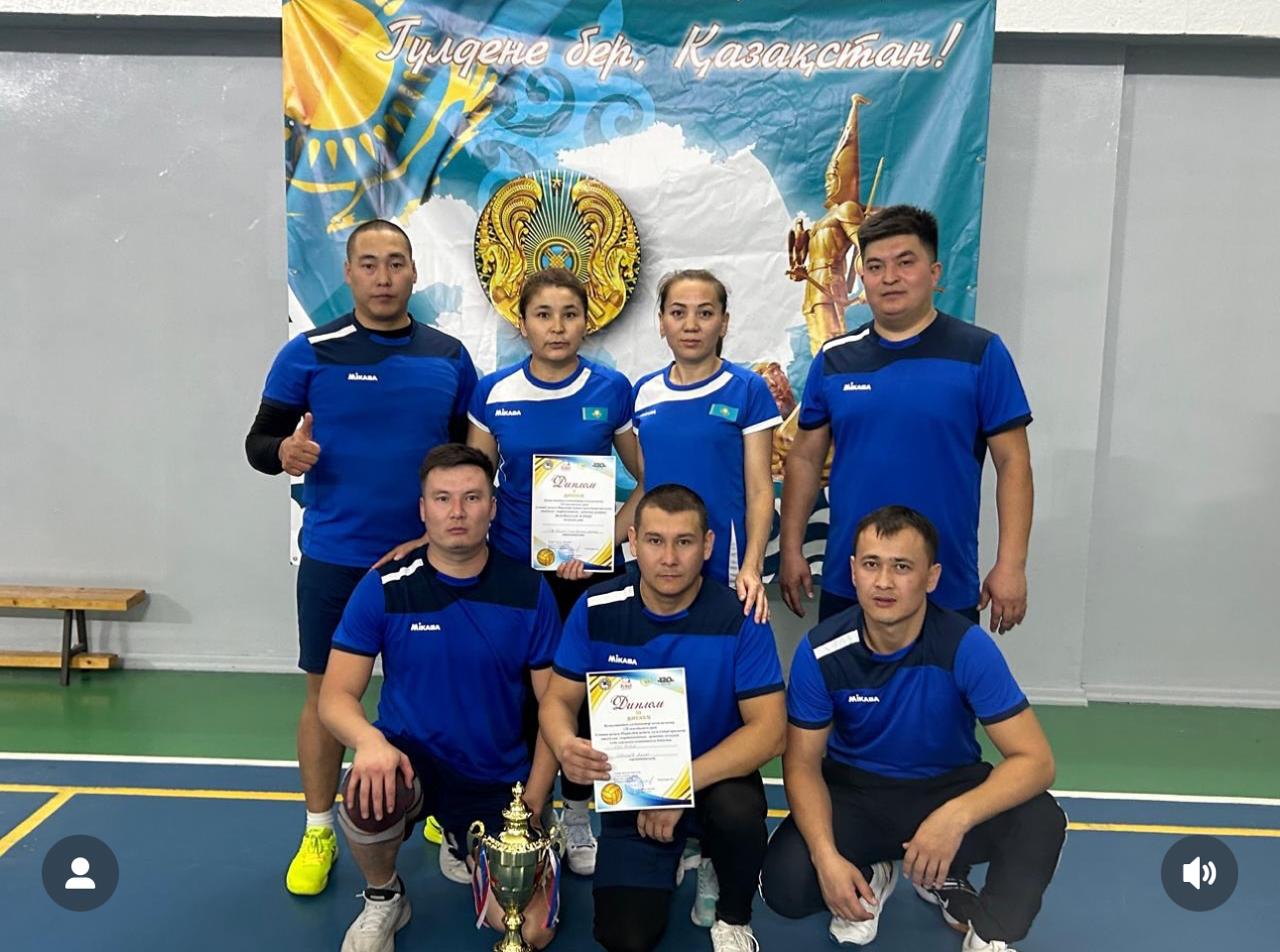Республика күніне орай №192 жалпы білім беретін мектепте аудандық мұғалімдер арасында волейболдан жарыс өтті.